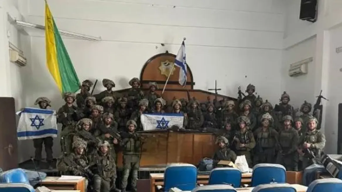 Ισραηλινοί στρατιώτες σε κτήριο της Χαμάς