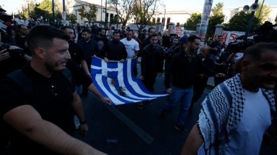 Πολυτεχνείο: Σε εξέλιξη η πορεία με την αιματοβαμμένη σημαία