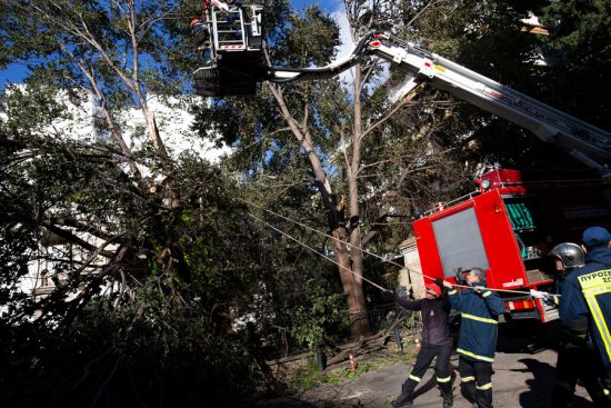 Σαρώνουν οι θυελλώδεις άνεμοι τη Θεσσαλονίκη: Ακυρώσεις πτήσεων και προβλήματα ηλεκτροδότησης