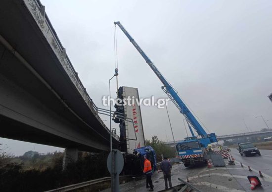 Θεσσαλονίκη: Επιχείρηση ανάσυρσης της νταλίκας που έπεσε από γέφυρα (photos-video)