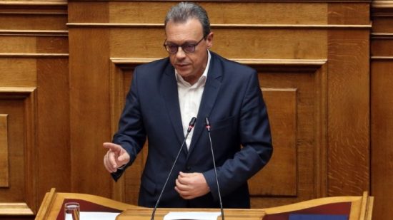 ΣΥΡΙΖΑ: Κατέθεσε πρόταση νόμου στη Βουλή για τα ομόφυλα ζευγάρια