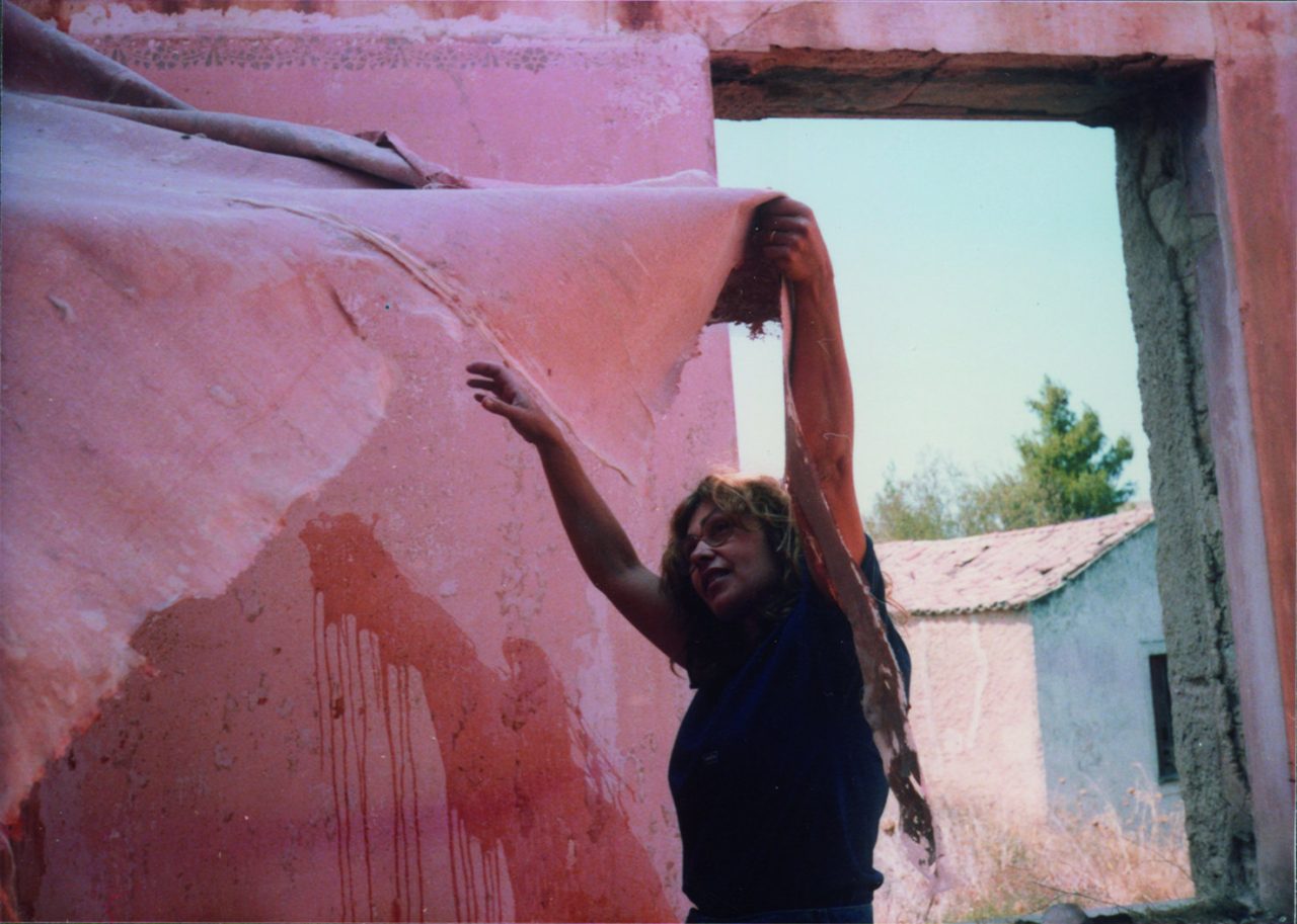 Στον χώρο αποτοίχισης του σπιτιού από το οποίο προέρχεται το έργο «Baalbeks». Μελίσσια Αττικής, Ιούλιος 1986