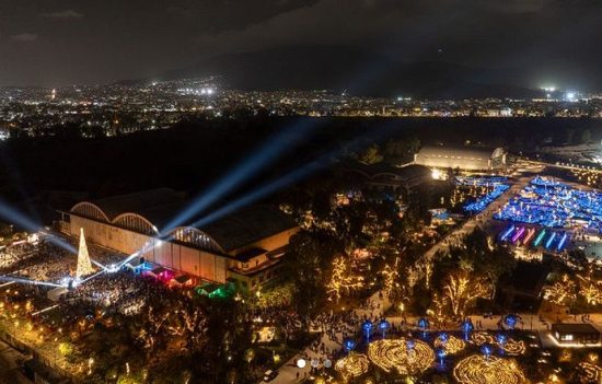 Ellinikon Experience Park: Φωταγωγήθηκε για τα Χριστούγεννα σε μια εντυπωσιακή τελετή