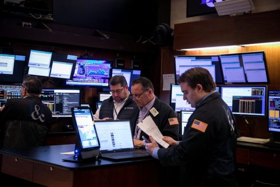 Οι traders της Wall Street τα δίνουν όλα: Πόσο θα διαρκέσει το πάρτι που πυροδότησε στις αγορές η Fed