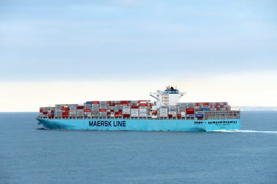 Maersk: Αναστέλλει τις μεταφορές εμπορευματοκιβωτίων μέσω της Ερυθράς Θάλασσας