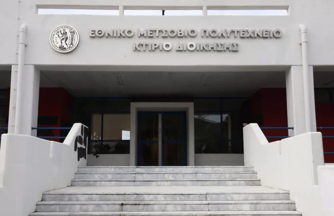 Η είσοδος στο κτήριο της Πρυτανείας του ΕΜΠ