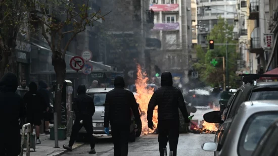 Επεισόδια μετά το πανεκπαιδευτικό: Έσπασαν καταστήματα στην Πατησίων, έβαλαν φωτιές σε κάδους