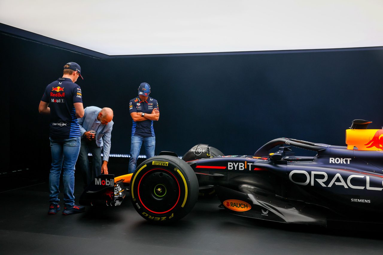 Ο Adrian Newey εξηγεί το σχεδιασμό της RB20 στους Verstappen, Perez.