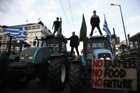 Αποχώρησαν τα τρακτέρ από το Σύνταγμα – Αποκαθίσταται σταδιακά η κυκλοφορία