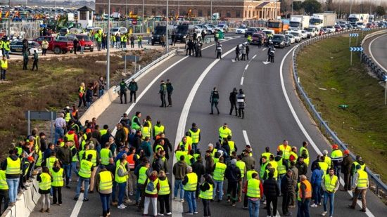 Εκατοντάδες τρακτέρ συρρέουν προς το κέντρο της Μαδρίτης