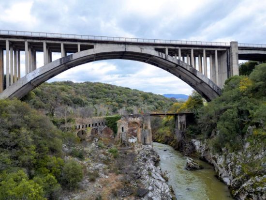 Θεοδόσης Τάσιος: Η γέφυρα του Αλφειού στην Καρύταινα πρέπει να κατεδαφιστεί