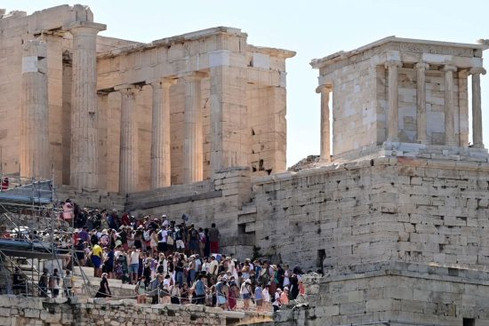 Ο Νότος δυσφορεί για τους τουρίστες – Το αγκάθι της στέγης σε Ελλάδα και Ισπανία