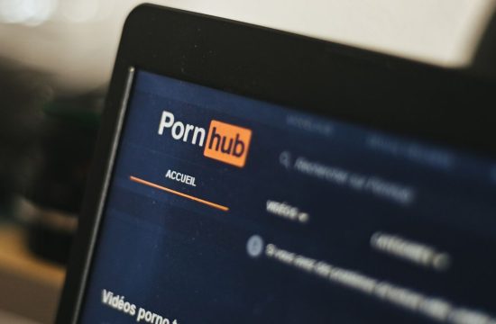 Γιατί το Pornhub κινδυνεύει με βαρύ πρόστιμο από την ΕΕ