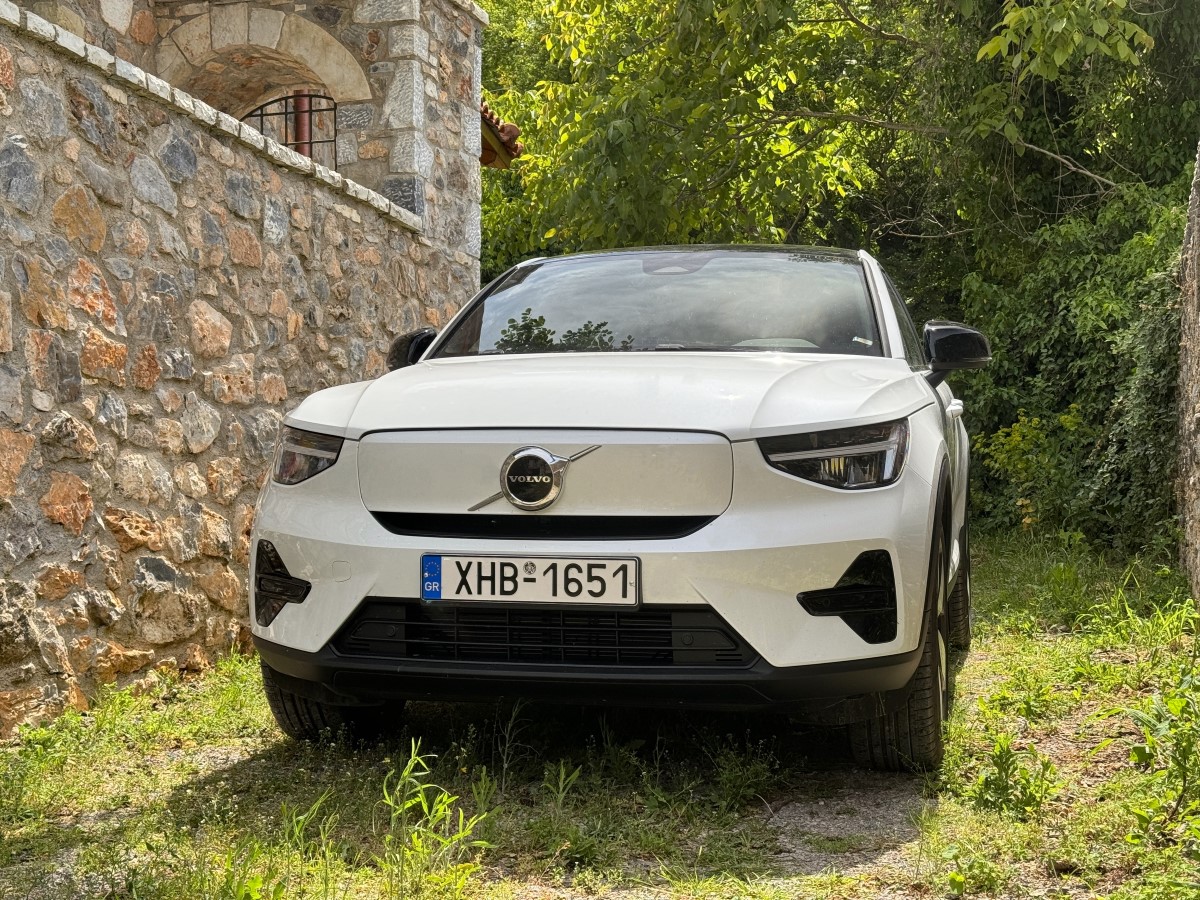 Η μπροστινή όψη του Volvo C40/408PS AWD