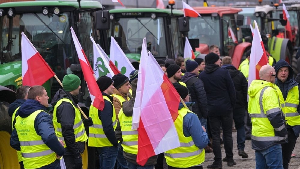 Οι αγρότες στην Πολωνία και σε άλλες περιοχές της Ευρωπαϊκής Ένωσης διαμαρτύρονταν τους τελευταίους μήνες για τις φθηνές εισαγωγές τροφίμων από την Ουκρανία και τους περιορισμούς που τους επιβλήθηκαν από την Πράσινη Συμφωνία της ΕΕ