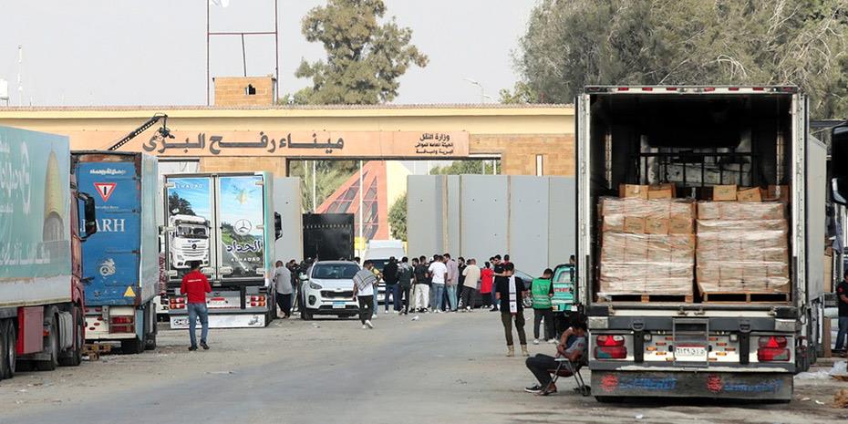 Ισραηλινοί διαδηλωτές εμπόδισαν φορτηγά να μεταφέρουν βοήθεια με προορισμό τη Γάζα, πετώντας πακέτα τροφίμων στο δρόμο