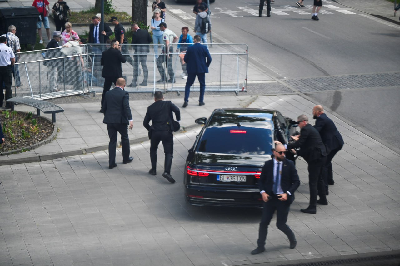 Το αυτοκίνητο του πρωθυπουργού της σλοβακίας και οι άνδρες της φρουράς του απομακρύνουν τον τραυματισμένο Ρόμπερτ Φίτσο μετά από περιστατικό με πυροβολισμους