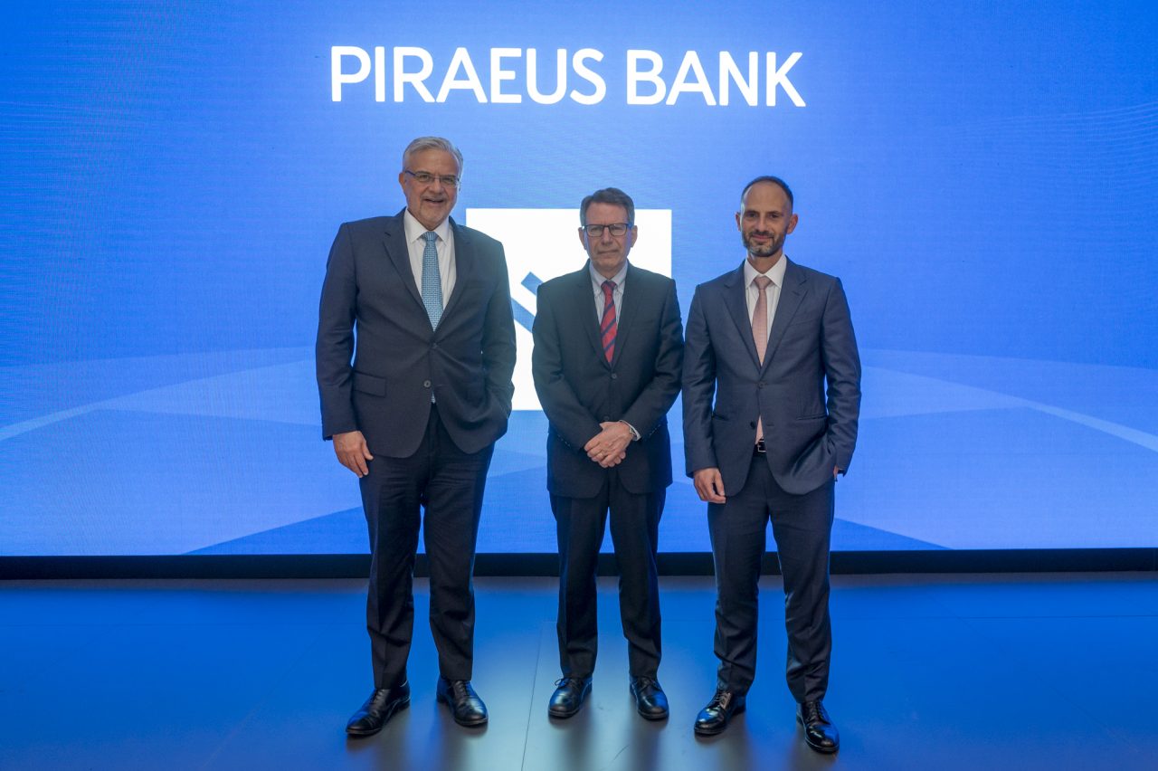 O CEO της Τράπεζας Πειραιώς, Χρήστος Μεγάλου (αριστερα), με τον συγγραφέα Ρόμπερτ Κάπλαν (κέντρο) και τον Ανώτερο Γενικό Διευθυντή Εταιρικής και Επενδυτικής Τραπεζικής της Τράπεζας Πειραιώς Θεόδωρο Τζούρο (δεξιά)