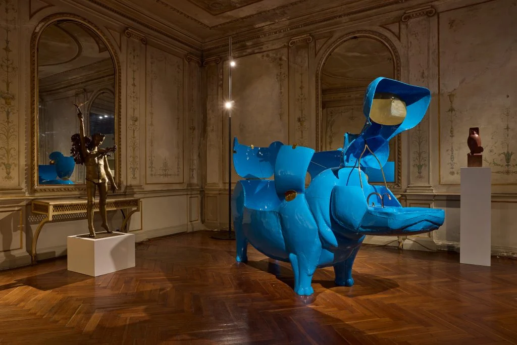 Ιπποπόταμος – μπαρ από μπλε ρητίνη, έργο του Φρανσουά-Ξαβιέ Λαλάν