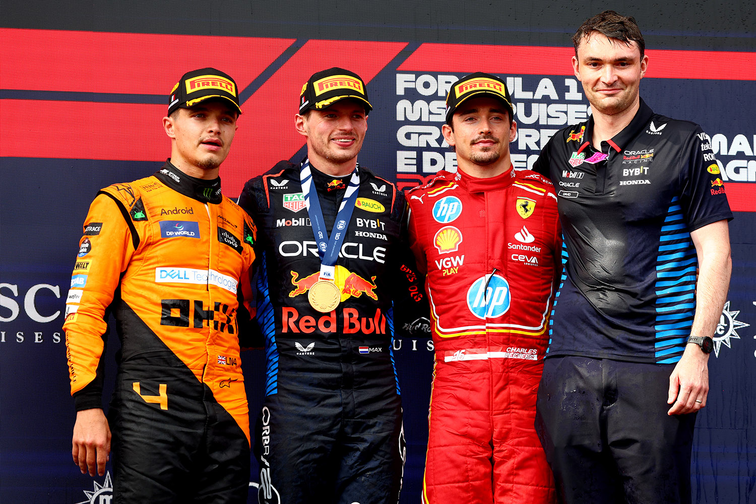 Ο νικητής Max Verstappen με τον δεύτερο Lando Norris,τον τρίτο Charles Leclerc και τον David Morgan, της Oracle Red Bull Racing (Photo by Clive Rose/Getty Images)