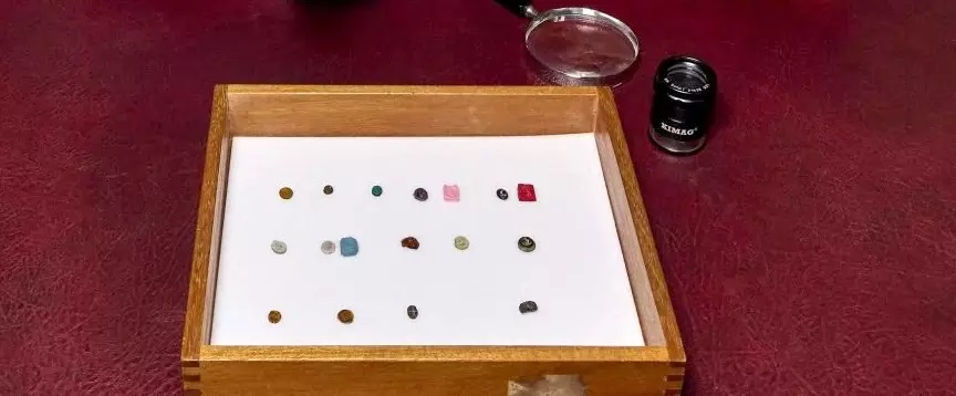 Μικρά πετράδια από τα κλεμμένα που επιστράφηκαν στο Βρετανικό Μουσείο