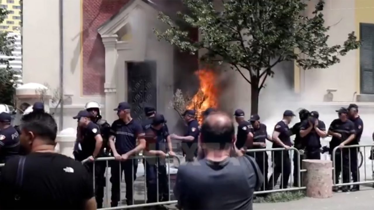 Επεισόδια σημειώθηκαν για ακόμη μια φορά στα Τίρανα, την Τρίτη, με διαδηλωτές να συγκεντρώνονται μπροστά από το δημαρχείο της πόλης