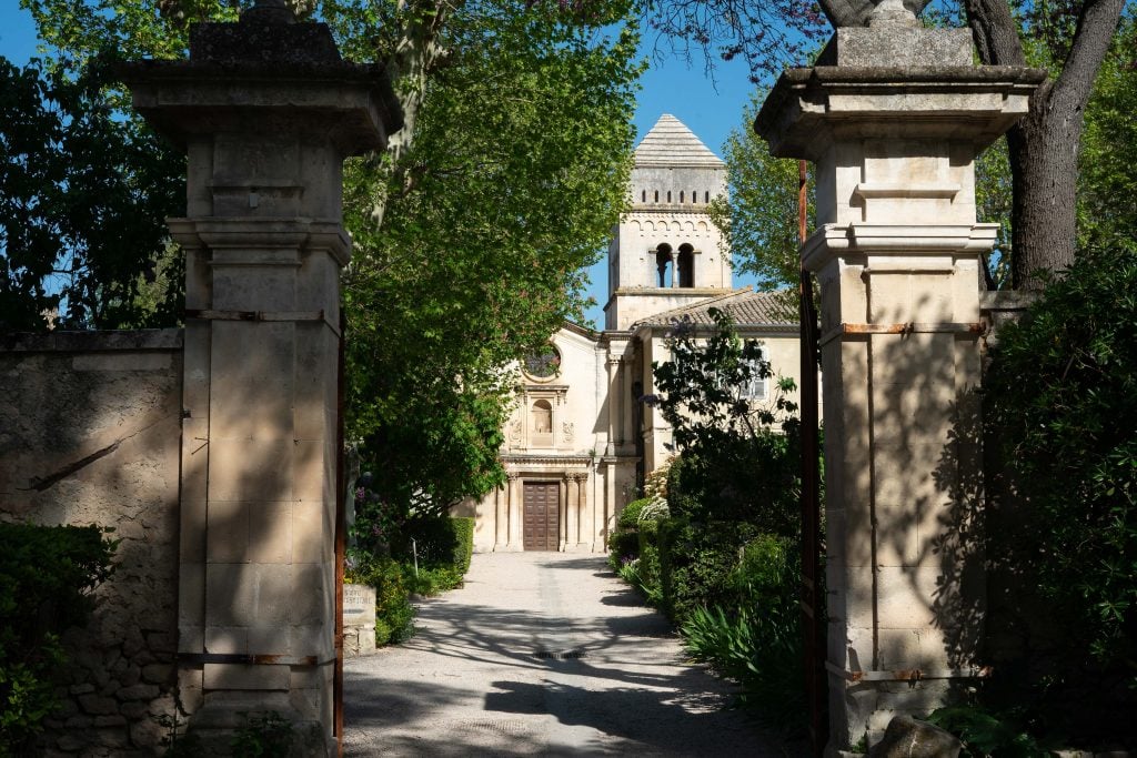 Η είσοδος στο μοναστήρι Σεν-Πολ ντε Μοζόλ στην Προβηγκία