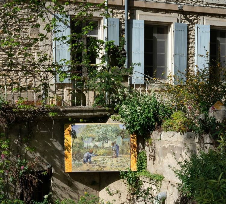 Πίνακας του Βαν Γκόγκ σε αναπαραγωγή σε τοίχο του μοναστηριού