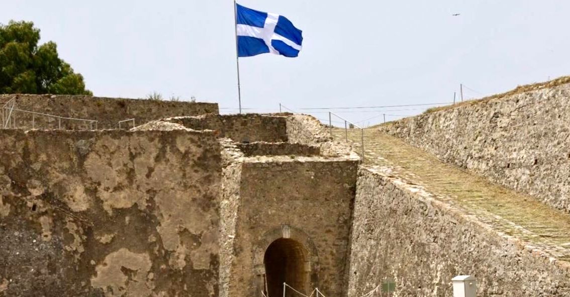 Η ελληνική σημαία αντίγραφο της πρώτης που υψώθηκε κατά την Ένωση των Επτανήσων με την Ελλάδα στο Κάστρο της Αγίας Μαύρας