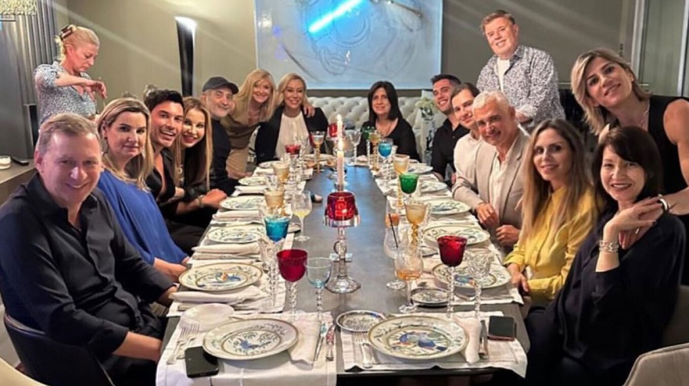 Σε ένα πολυτελές δείπνο συμμετείχε την Τρίτη ο Άρης Σπηλιωτόπουλος με τον ίδιο να ανεβάζει στο Instagram μια φωτογραφία με όσους έδωσαν επίσης το «παρών».