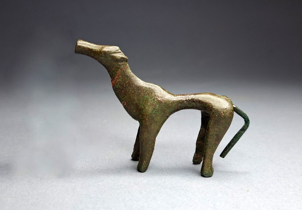 Χάλκινο ειδώλιο ζώου, πιθανότατα σκύλου από την ανασκαφή των αρχαιολογικών στρωμάτων του 8ου αι. π.Χ.