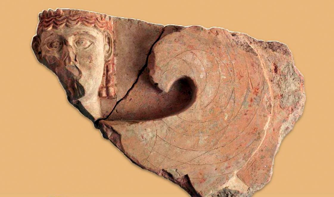 Πήλινο ανάγλυφο με μορφή σφίγγας από το αέτωμα δωρικού ναού της Αρχαϊκής εποχής