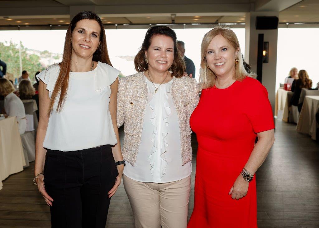 Η Πρόεδρος του LIFELINE HELLAS Νασια Παπαμανώλη με τις δύο βραβευθείσες κυρίες Ελλη Ανδριοπούλου, Διευθύνουσα Σύμβουλο του Κέντρου Πολιτισμού Ίδρυμα Σταύρος Νιάρχος και την Μαρίνα Καπετανάκη, Senior Partner της KPMG.