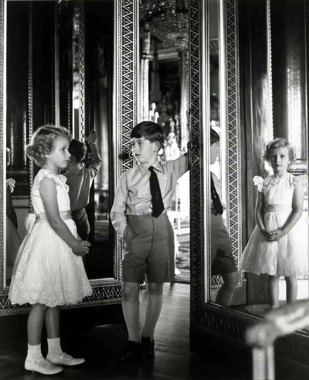 Ο νεαρός πρίγκιπας Κάρολος και η αδελφή πριγκίπισσα Άννα από τον Άντονι Άρμοστρονγκ – Τζόουνς, το 1956 