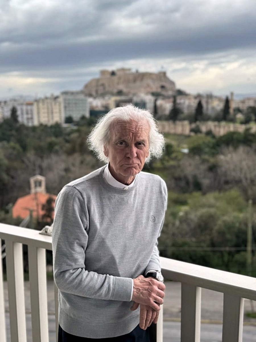 Ο γλύπτης Νοβέλο Φινότι στην Αθήνα σήμερα με φόντο τον Παρθενώνα