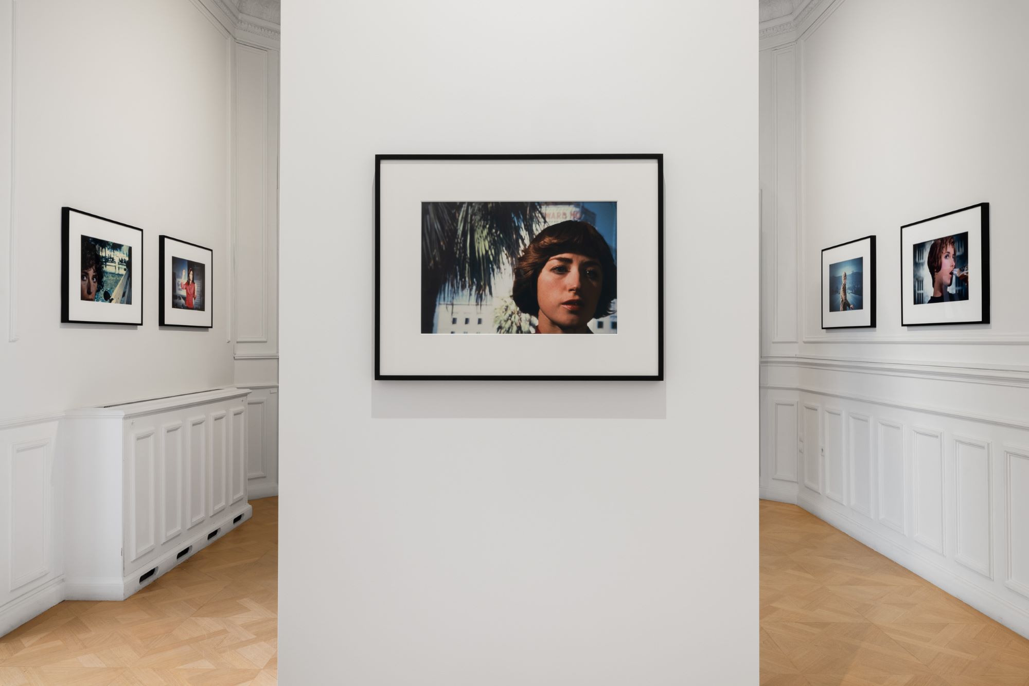 Άποψη της έκθεσης της Σίντι Σέρμαν στο Μουσείο Κυκλαδικής Τέχνης