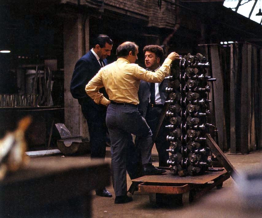 Ο Αρμάν με ειδικούς της Renault στο στούντιο της εταιρείας, το 1967