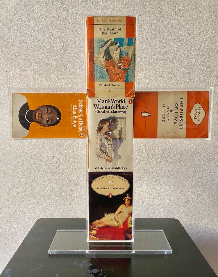 Χριστίνα Μήτρεντσε, «Women’s Cross», από την ενότητα «Wounded Books», 2007- 2022