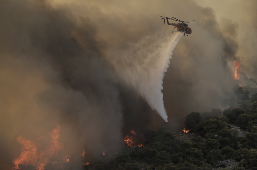 Πυροσβεστικό ελικόπτερο επιχειρεί στην κατάσβεση της πυρκαγιάς σε δασική έκταση στη Φυλή, την Τρίτη 22 Αυγούστου 2023. (ΑΠΕ- ΜΠΕ/ΚΩΣΤΑΣ ΤΣΙΡΩΝΗΣ)