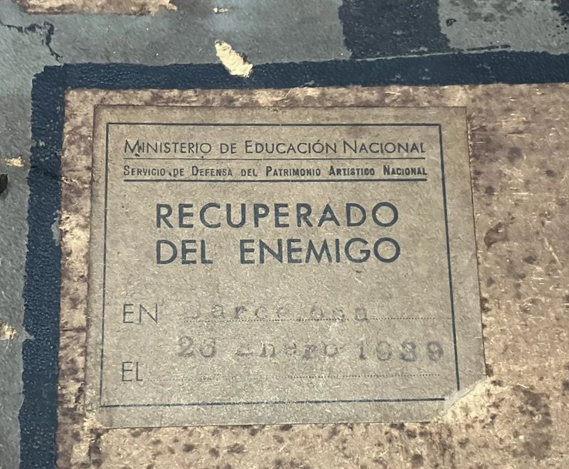 Επίσημη ετικέτα στο πίσω μέρος του έργου στην οποία αναγράφεται στα καταλανικά ότι «ανακτήθηκε από τον εχθρό», το 1939