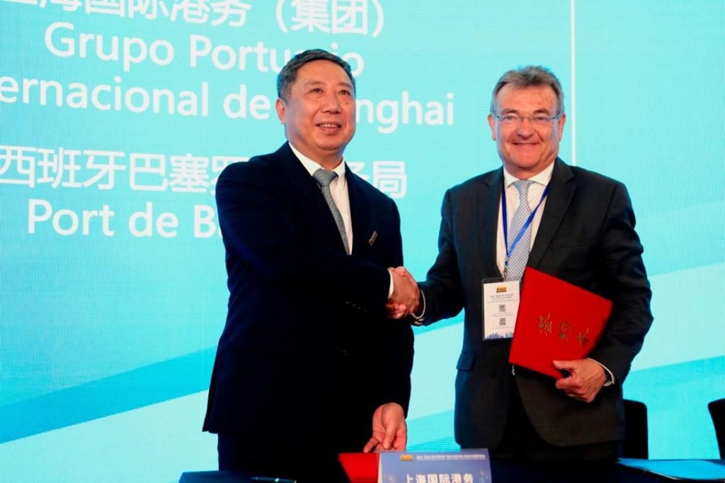 ο γενικός διευθυντής του Shanghai International Port Group, Shen Wei και ο αναπληρωτής διευθυντής και επικεφαλής του τομέα καινοτομίας του λιμανιού της Βαρκελώνης, Santiago Garcia-Milà
