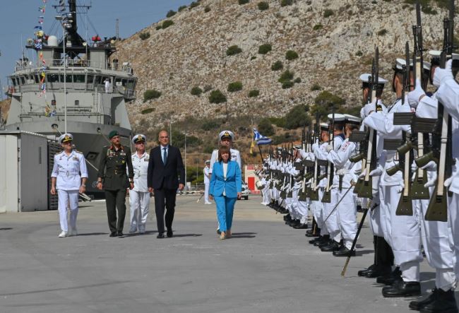 Ο Νίκος Δένδιας και η Κ. Σακελλαροπούλου στην τελετή ονοματοδοσίας του Περσέας 