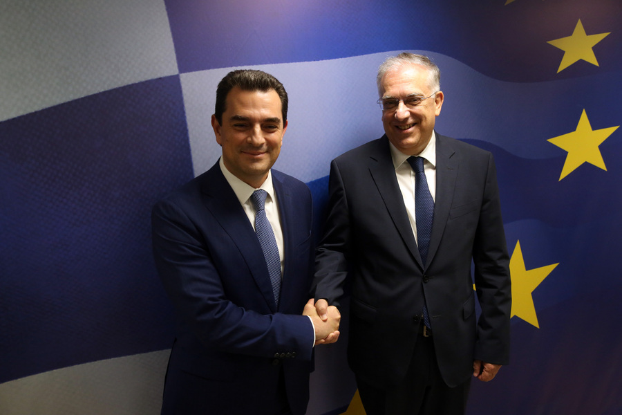 Ο νέος υπουργός Ανάπτυξης Τάκης Θεοδωρικάκος (Δ) κα o απερχόμενος υπουργός Κώστας Σκρέκας (Α) ανταλλάσσουν στην τελετή παράδοσης - παραλαβής της νέας ηγεσίας του Υπουργείου, Αθήνα, Παρασκευή 14 Ιουνίου 2024.