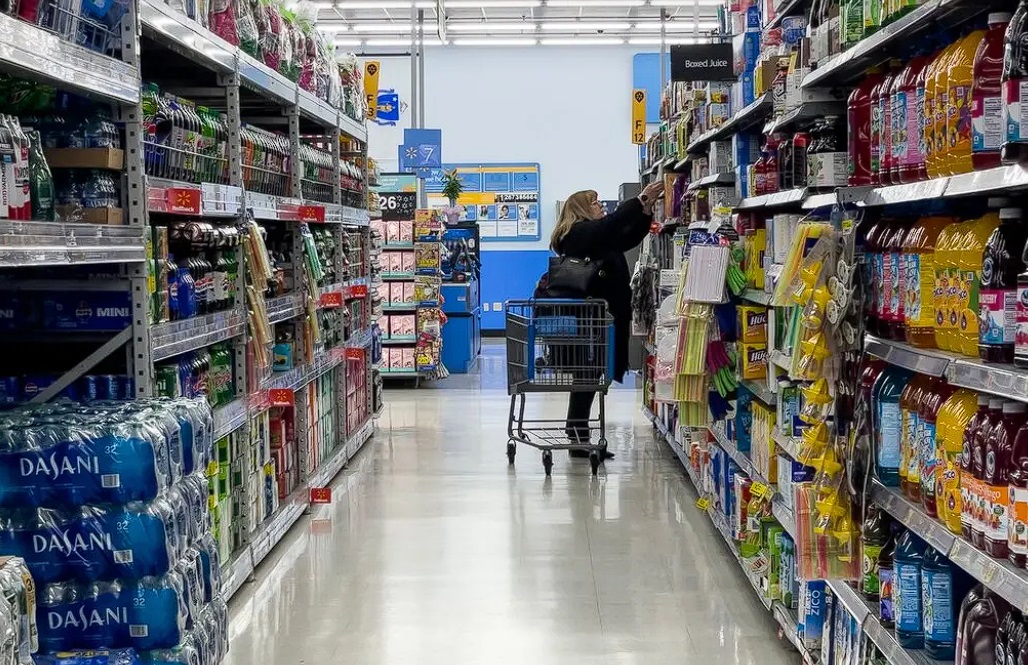 Γυναίκα ψωνίζει σε κατάστημα Walmart στις ΗΠΑ