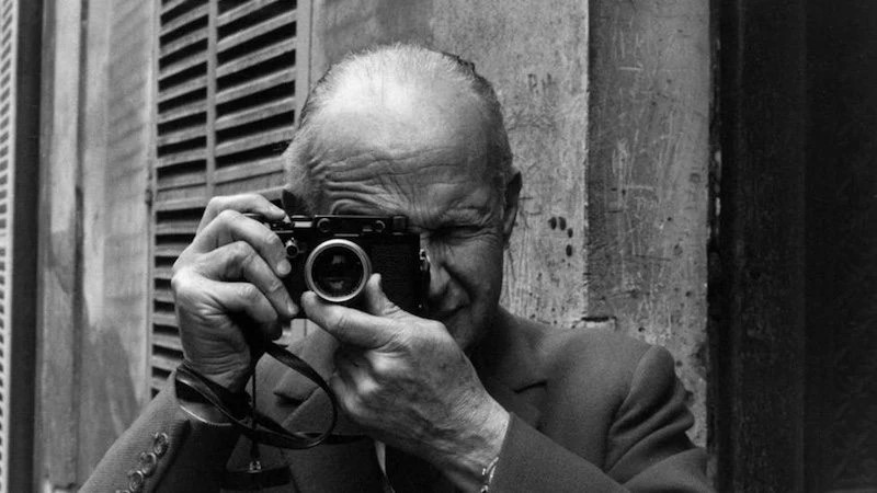 Ο Ανρί Καρτιέ-Μπρεσόν με την φωτογραφική μηχανή του