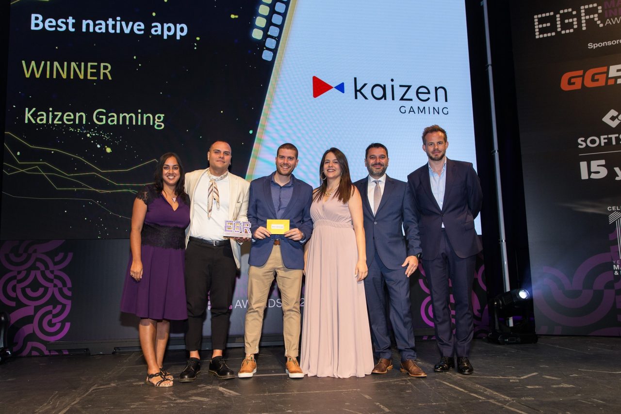Η ομάδα της Kaizen Gaming παραλαμβάνει το βραβείο Best Native App, για την ξεχωριστή εμπειρία χρήστη που προσφέρουν οι εφαρμογές των Stoiximan και Betano