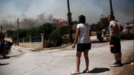 Πυρκαγιές: Μάχη με τις φλόγες στις αυλές των σπιτιών στο Κίτσι – Ποιοι δρόμοι είναι κλειστοί – Επικίνδυνες πυρκαγιές σε Κρανίδι και Αλμυρό Βόλου