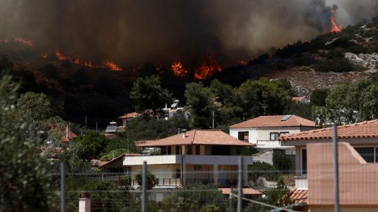 Κορωπί: Σε ύφεση το ενεργό μέτωπο – Εντοπίστηκε και μπιτόνι με πετρέλαιο και στουπιά κοντά στο σημείο έναρξης της φωτιάς