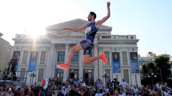 Το Piraeus Street Long Jump επιστρέφει στο Δημοτικό Θέατρο Πειραιά με τον Μίλτο Τεντόγλου