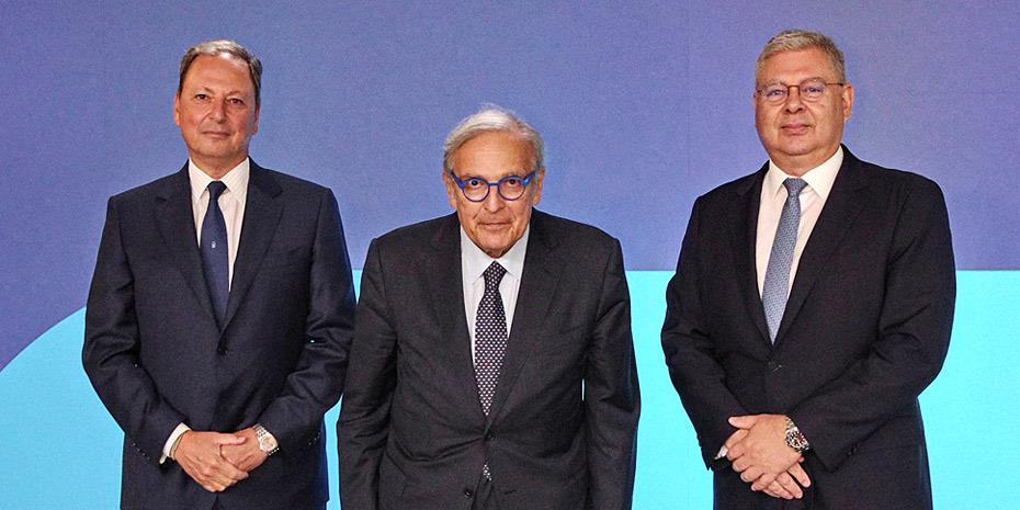 Από αριστερά, ο νέος Πρόεδρος του Δ.Σ. της HELLENiQ ENERGY κ. Σπήλιος Λιβανός, o απερχόμενος Πρόεδρος κ. Γιάννης Παπαθανασίου και δίπλα του ο Διευθύνων Σύμβουλος κ. Ανδρέας Σιάμισιης